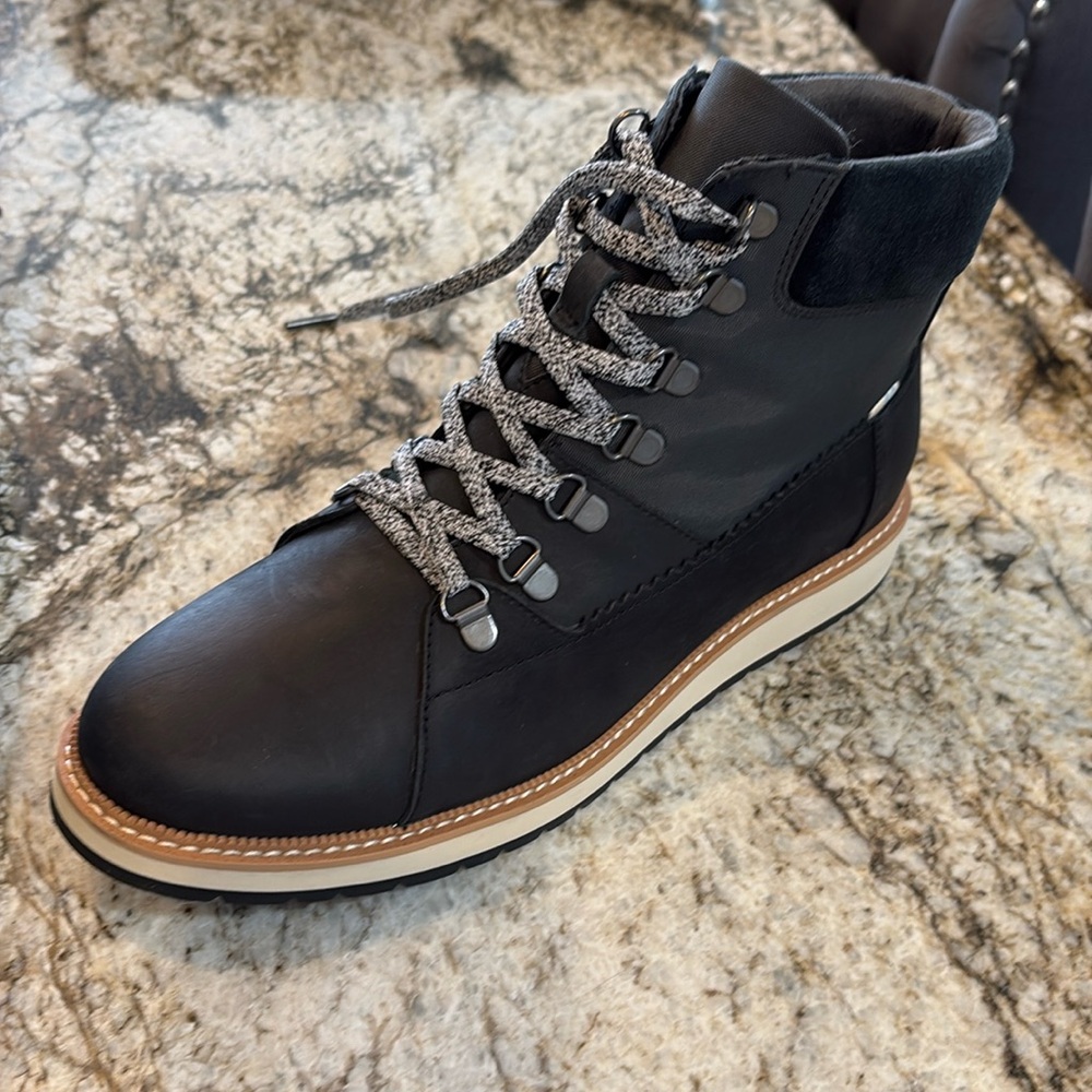Toms Mesa Size 10 waterproof black boot